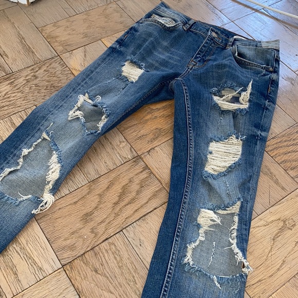 ZARA Med. Rise, Relaxed Fit Ripped Jeans. 2 - Picture 2 of 7